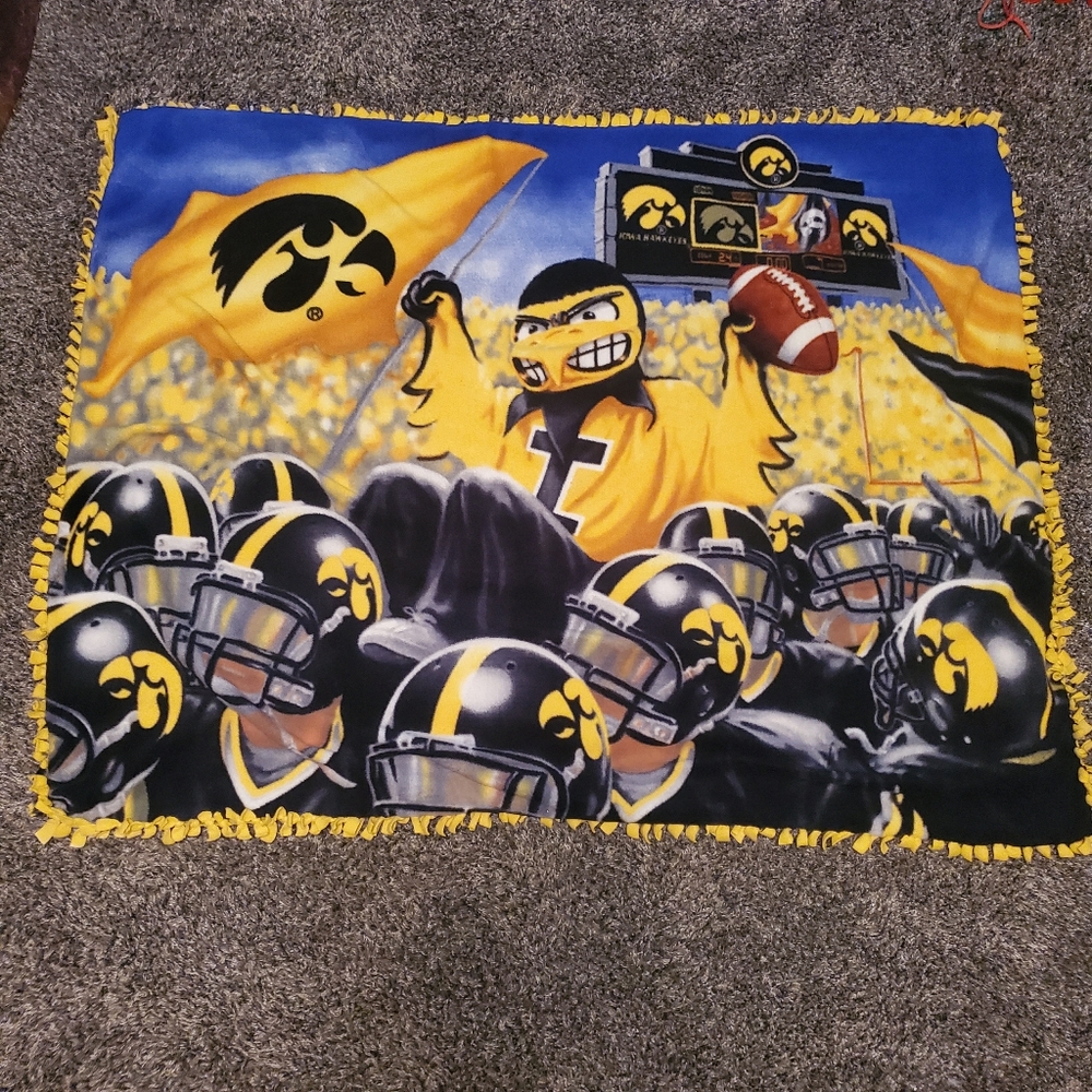 Iowa Hawkeyes Fleece Tie Blanket